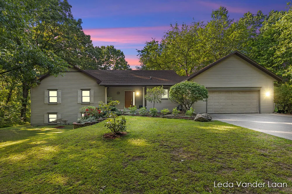 9520 Hidden Bluff Drive NE Rockford, MI 49341