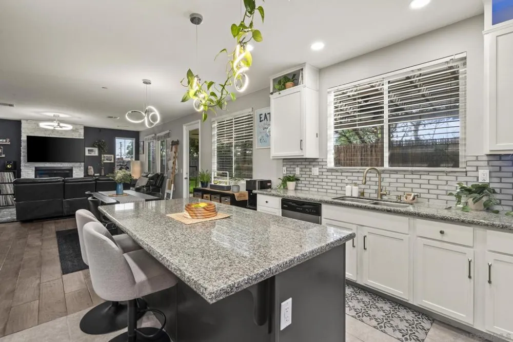 2431 Vernon Ranch Way Lemon Grove, CA 91945