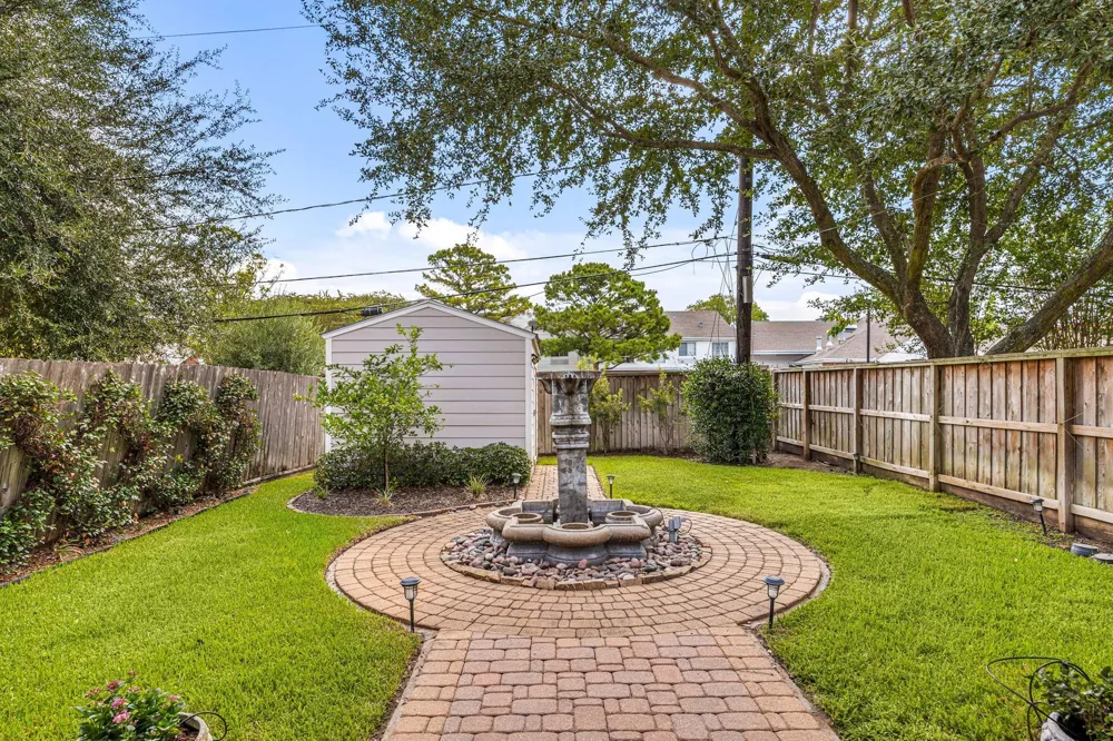 137 White Drive Bellaire, TX 77401