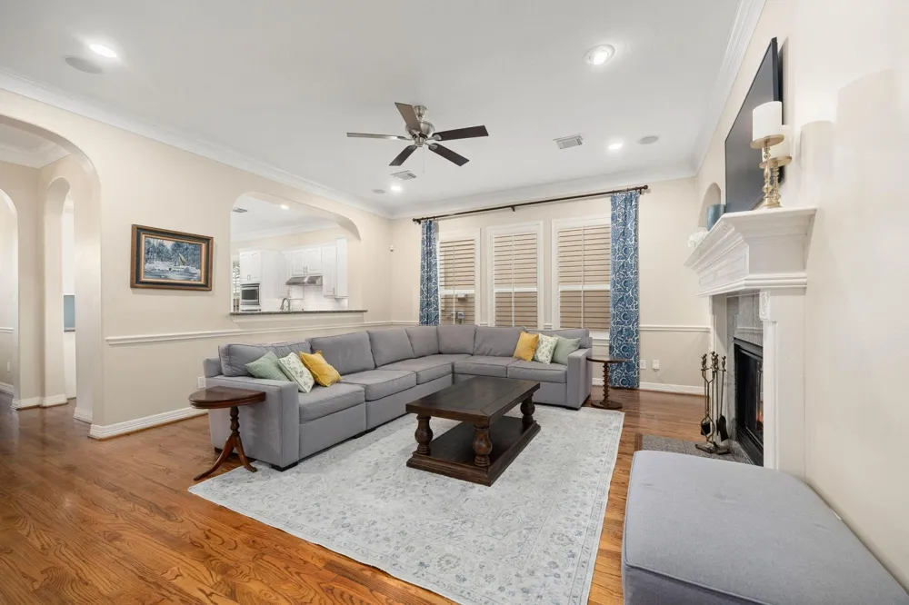 137 White Drive Bellaire, TX 77401