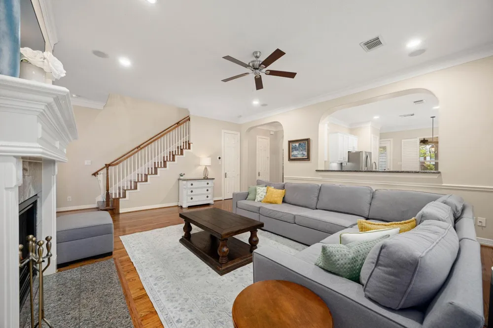 137 White Drive Bellaire, TX 77401