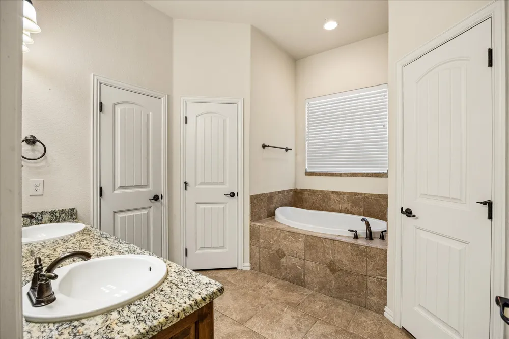 122 Donna Circle Granbury, TX 76049