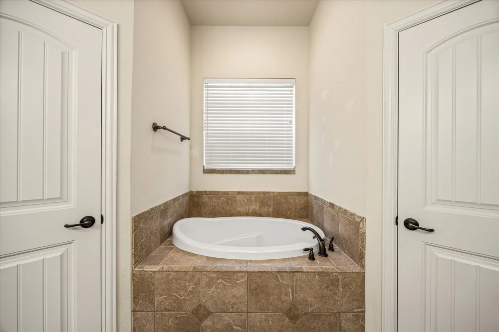 122 Donna Circle Granbury, TX 76049
