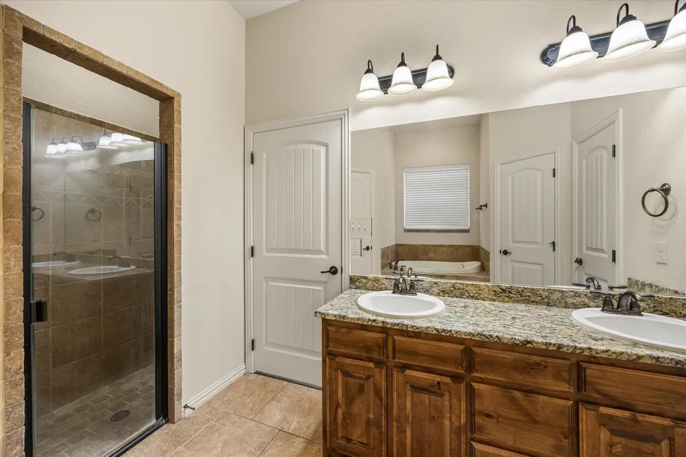 122 Donna Circle Granbury, TX 76049