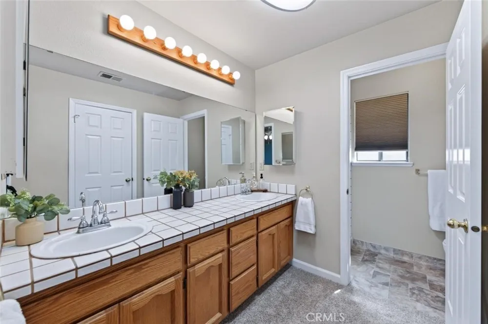 571 W Pat Clovis, CA 93612