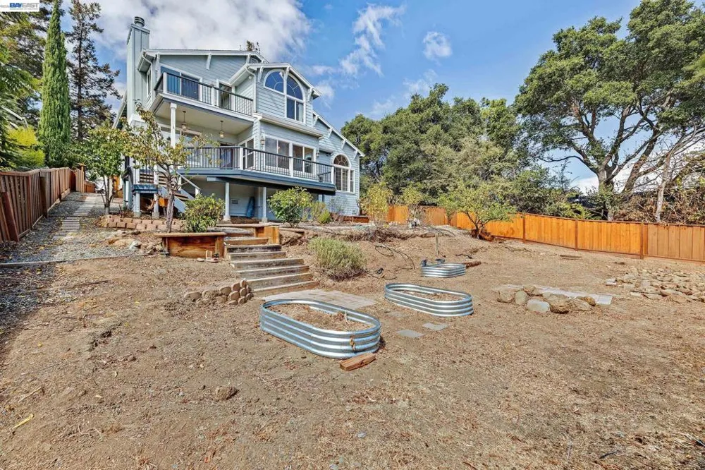 2825 Hillcrest Avenue Hayward, CA 94542