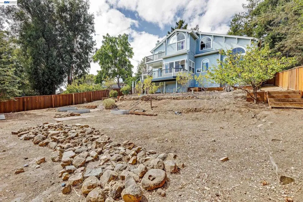2825 Hillcrest Avenue Hayward, CA 94542