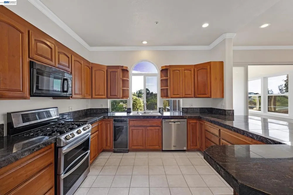 2825 Hillcrest Avenue Hayward, CA 94542