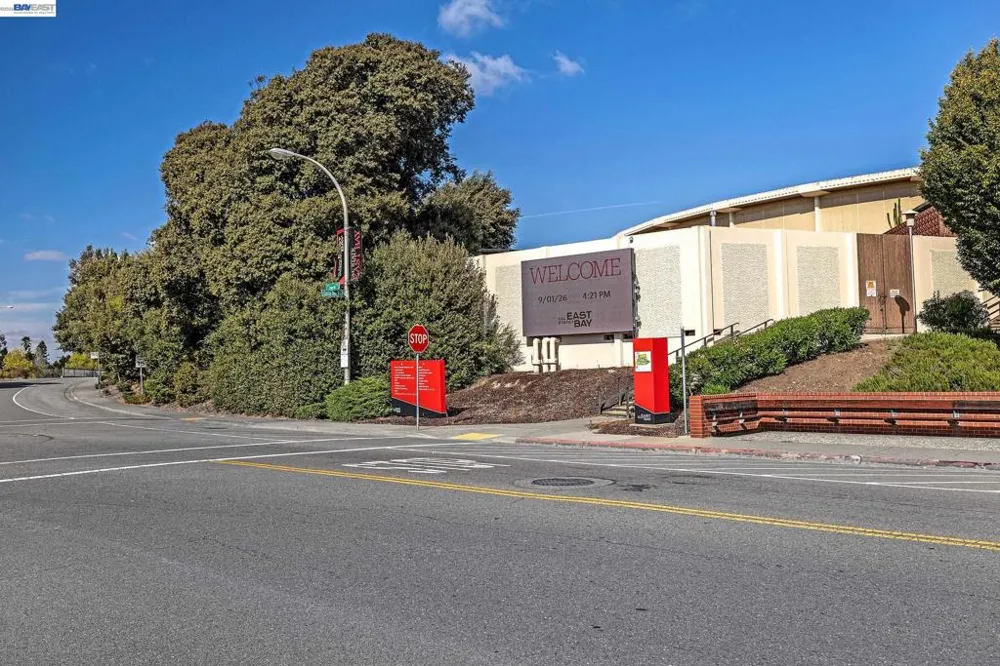 2825 Hillcrest Avenue Hayward, CA 94542