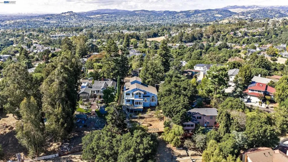 2825 Hillcrest Avenue Hayward, CA 94542