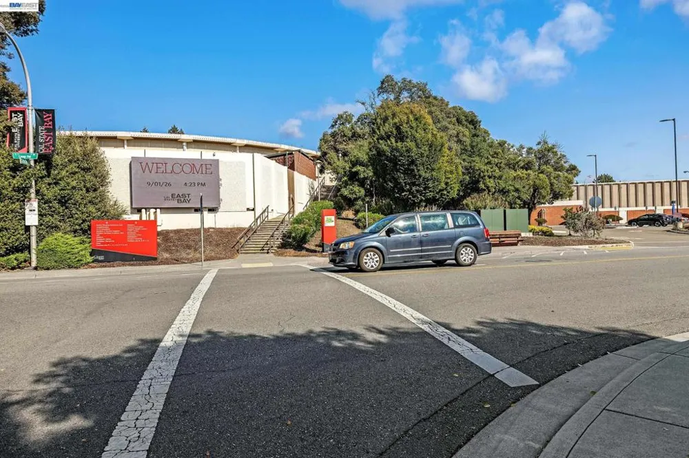 2825 Hillcrest Avenue Hayward, CA 94542