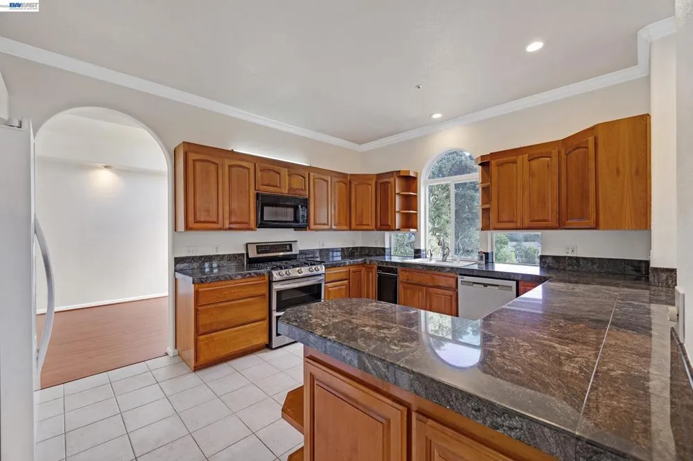 2825 Hillcrest Avenue Hayward, CA 94542