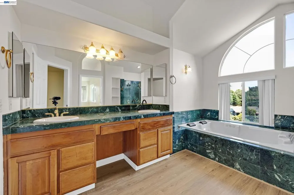 2825 Hillcrest Avenue Hayward, CA 94542
