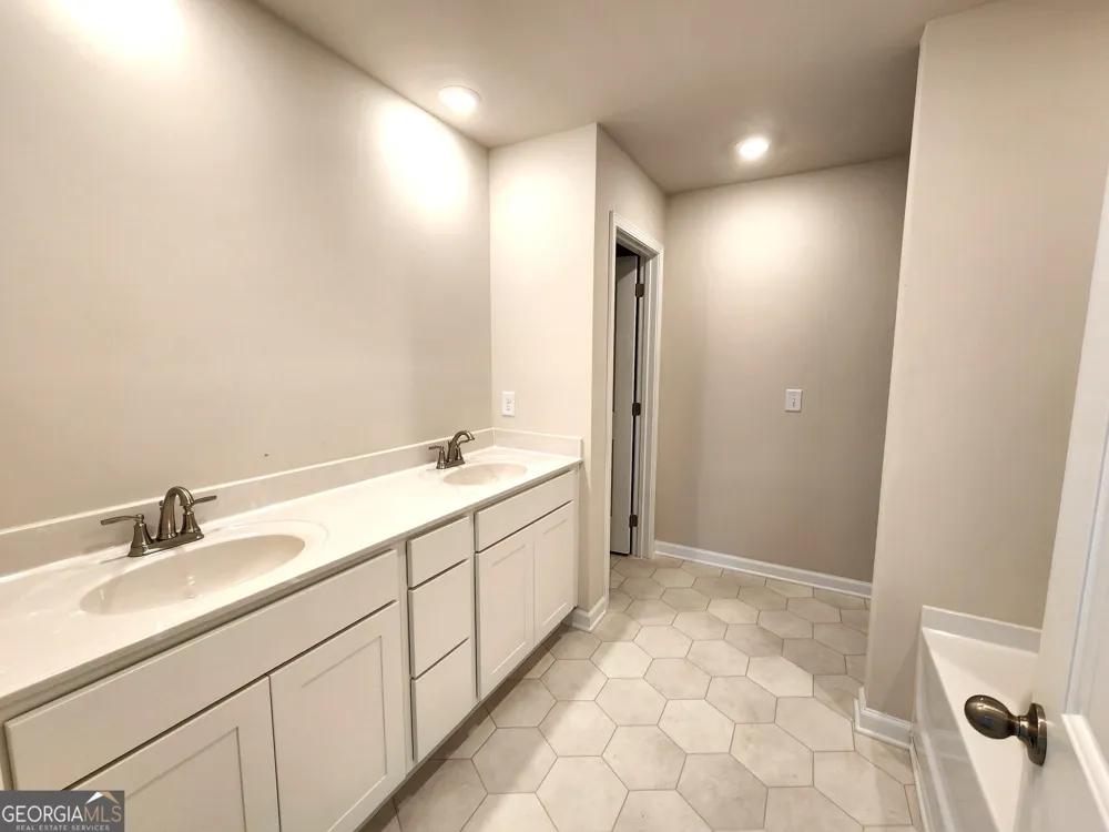 65 Umber LN Newnan, GA 30263