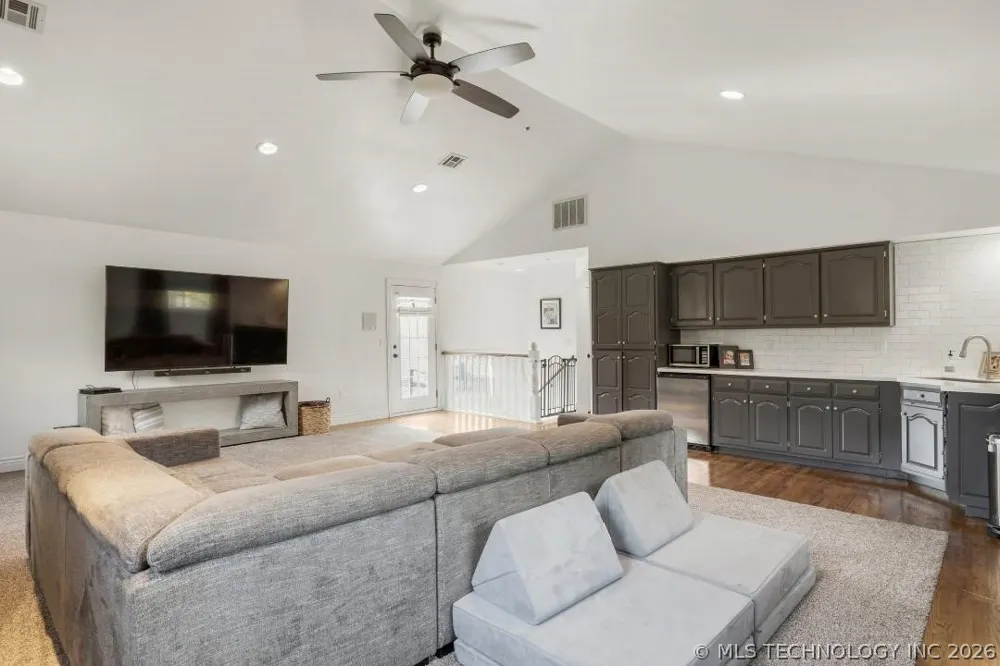 804 E Van Buren Street Broken Arrow, OK 74011