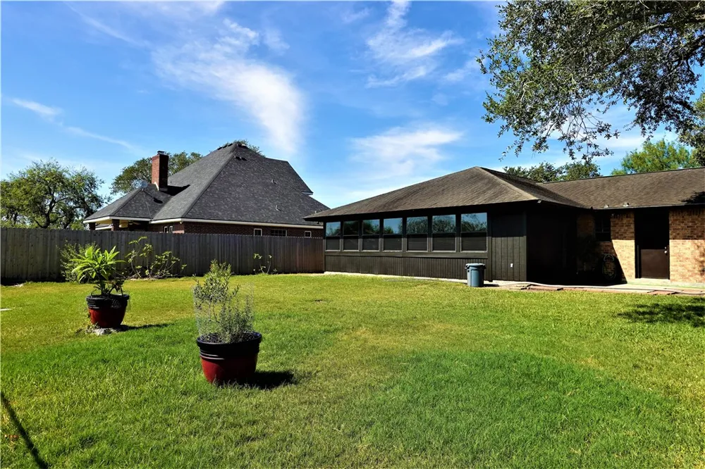 134 Saint Anthony Drive Sinton, TX 78387