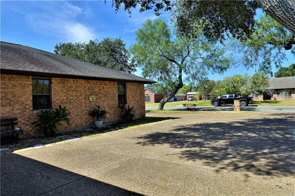 134 Saint Anthony Drive Sinton, TX 78387