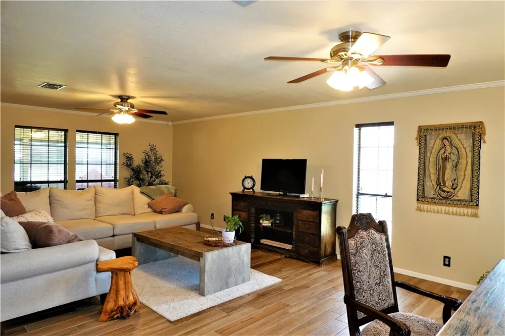 134 Saint Anthony Drive Sinton, TX 78387