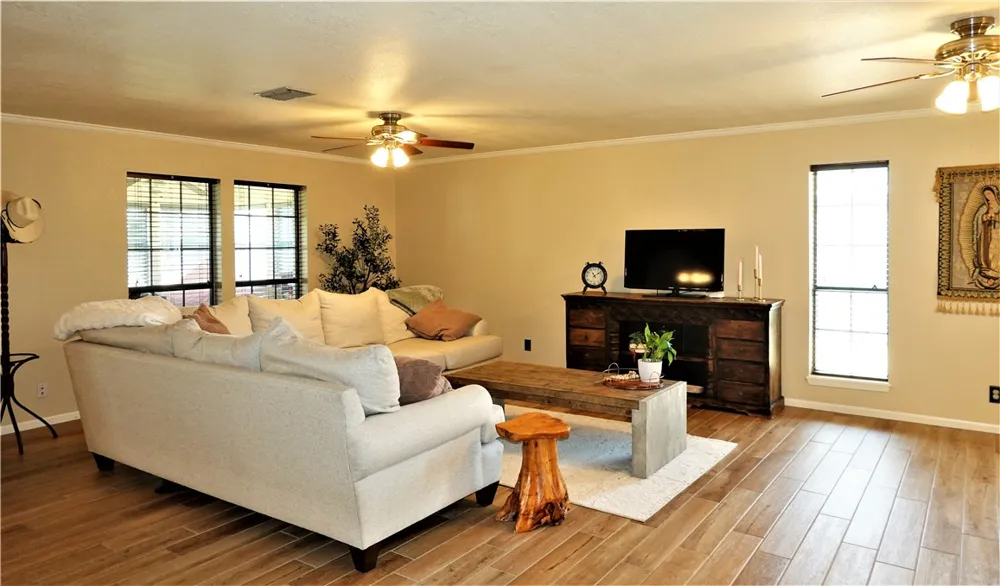 134 Saint Anthony Drive Sinton, TX 78387