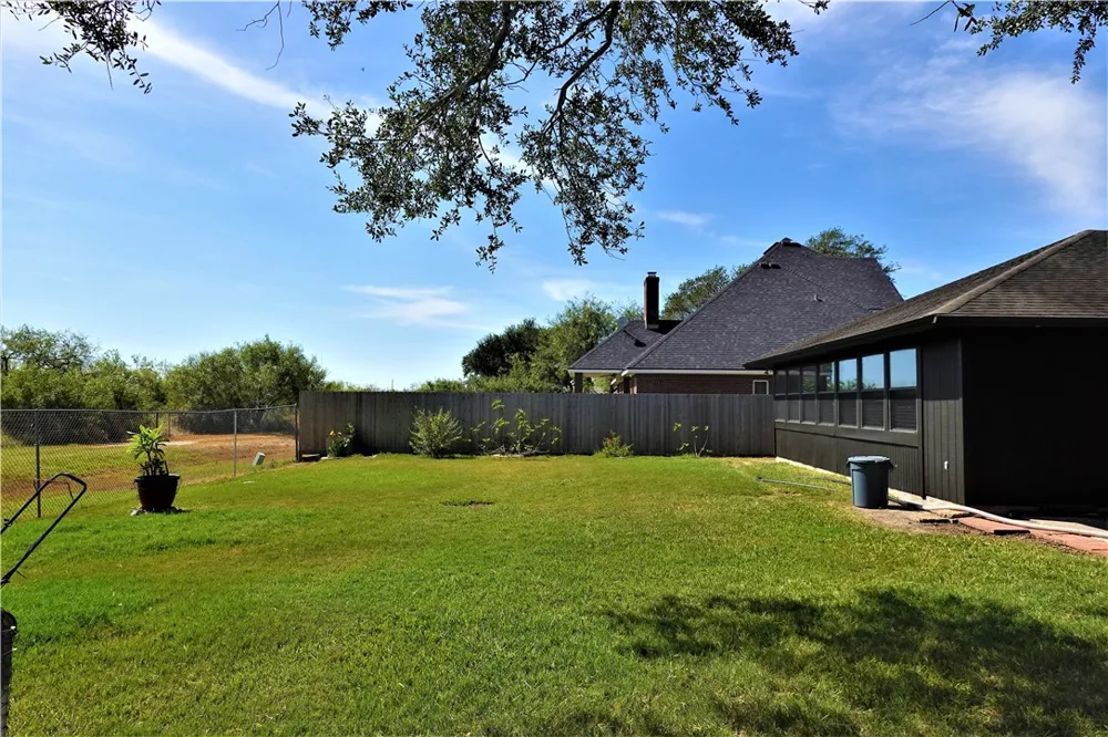 134 Saint Anthony Drive Sinton, TX 78387