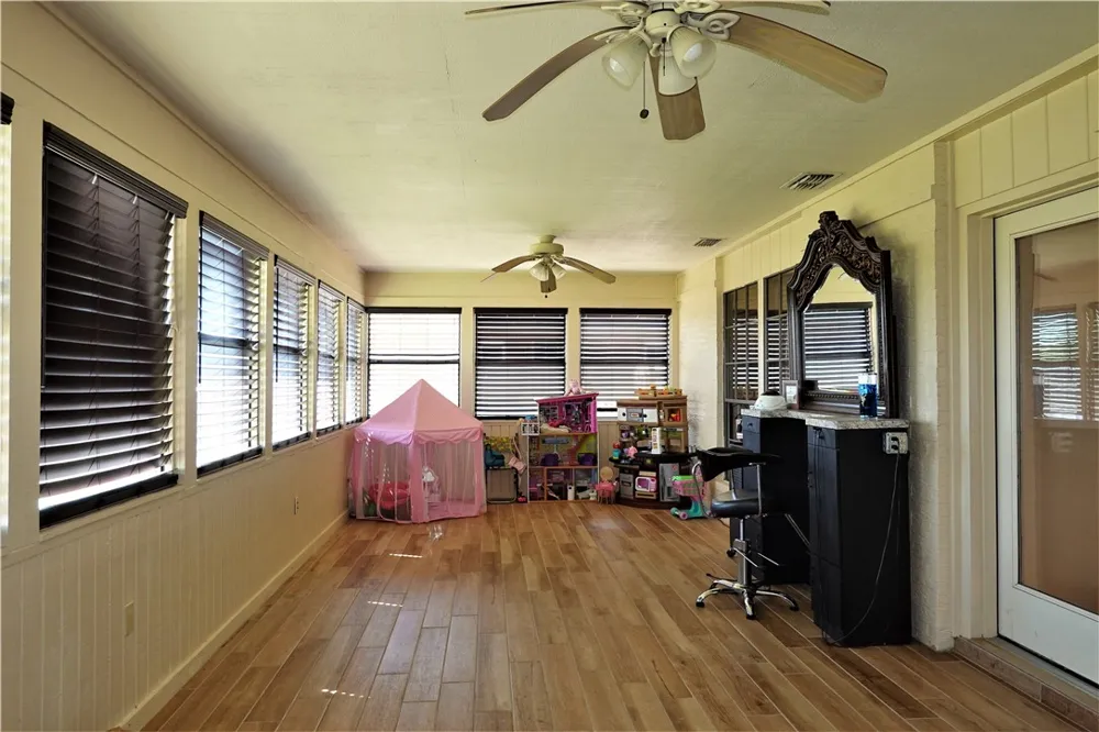 134 Saint Anthony Drive Sinton, TX 78387