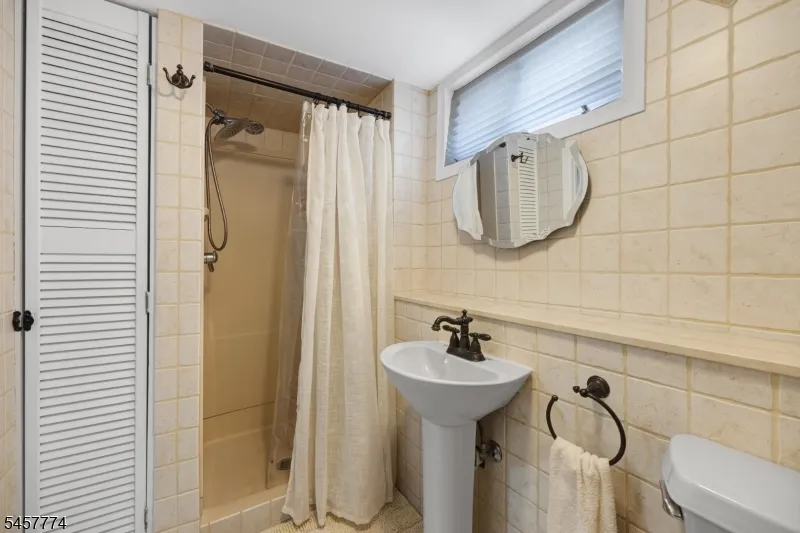 84 Vanderburgh Ave Rutherford, NJ 07070