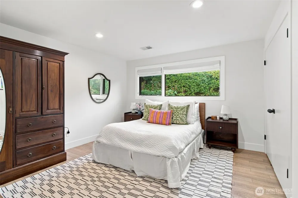 9127 NE 36th Street Yarrow Point, WA 98004