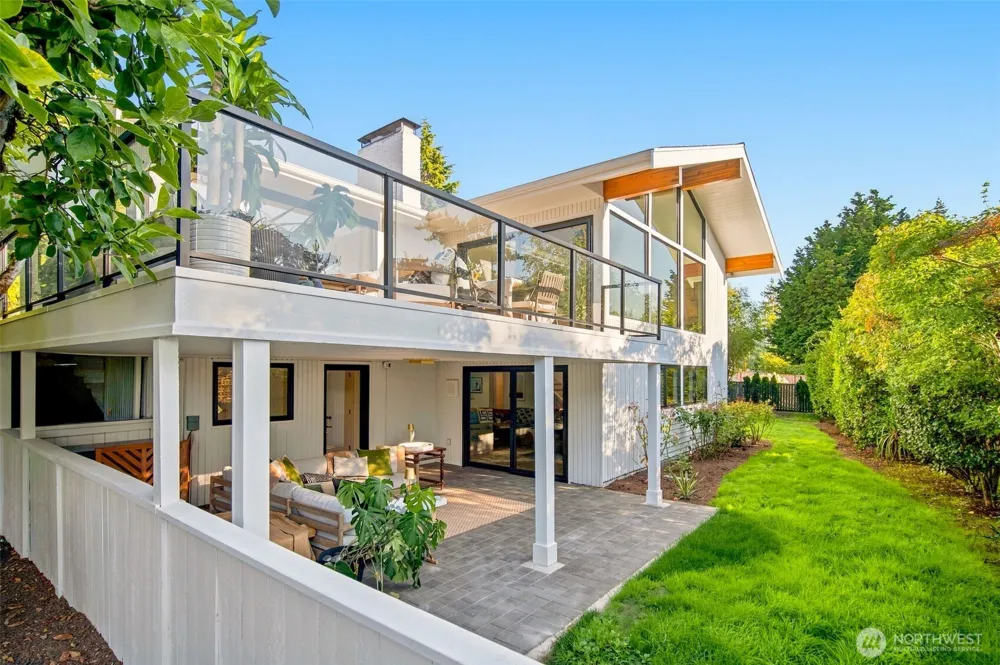 9127 NE 36th Street Yarrow Point, WA 98004