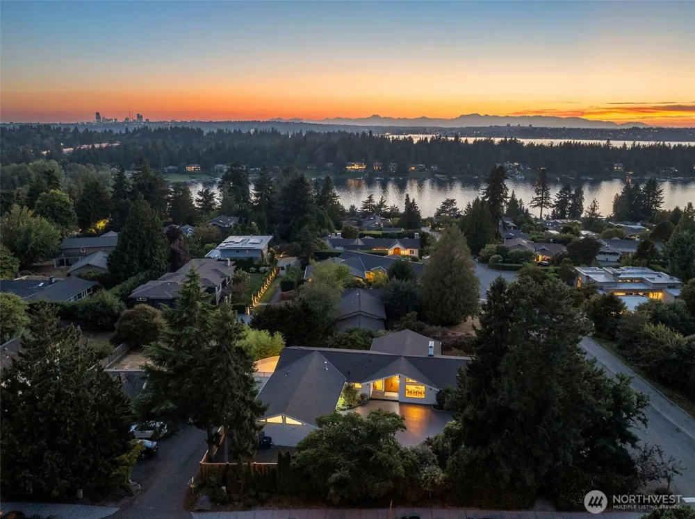 9127 NE 36th Street Yarrow Point, WA 98004
