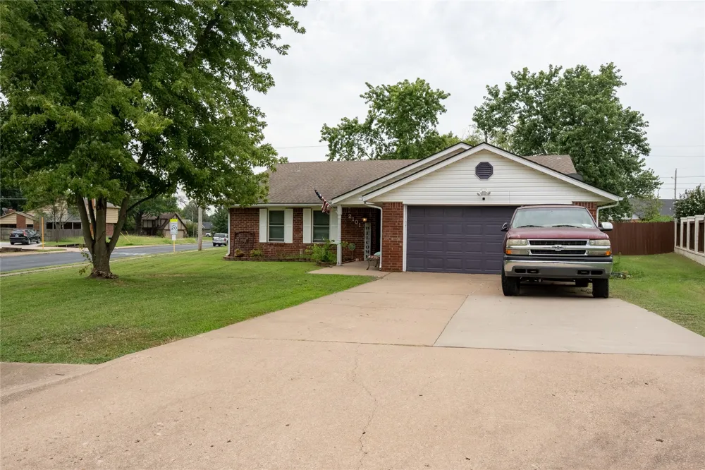 2101 Jefferson Place Bartlesville, OK 74006