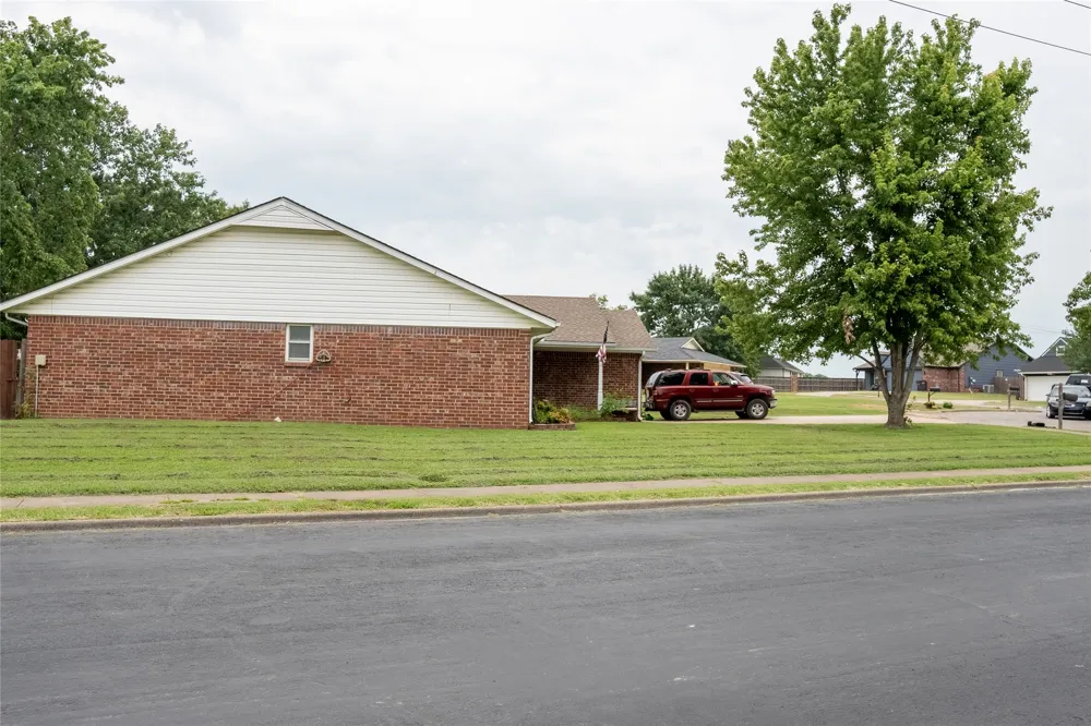 2101 Jefferson Place Bartlesville, OK 74006