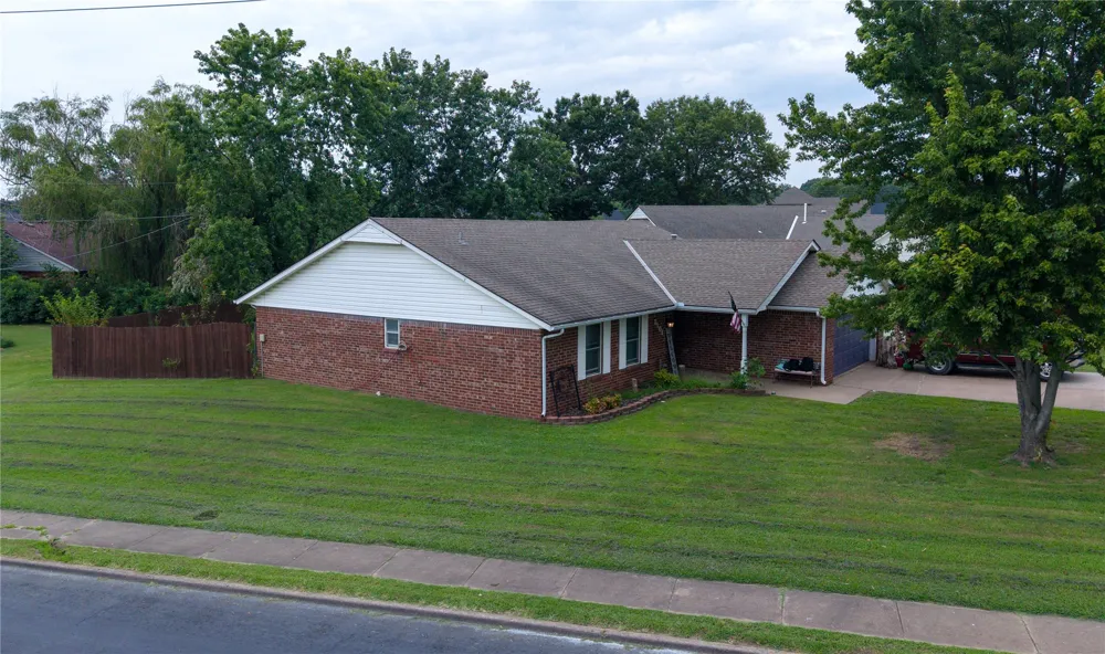 2101 Jefferson Place Bartlesville, OK 74006