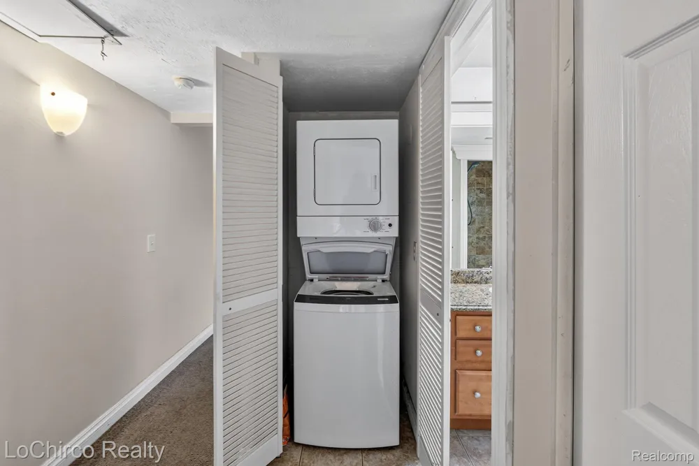 2377 Walton Boulevard #17 Rochester Hills City, MI 48309
