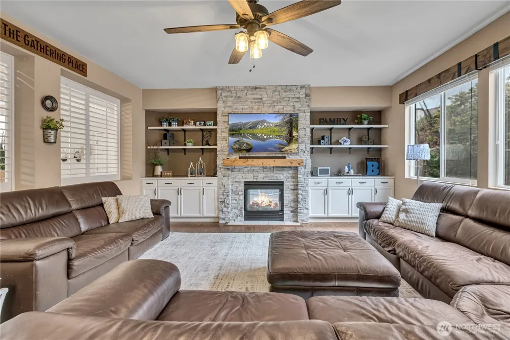 5728 Hazel Loop SE Auburn, WA 98092