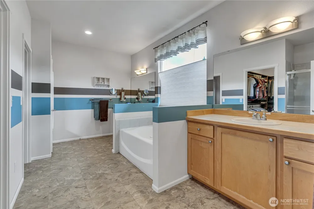 5728 Hazel Loop SE Auburn, WA 98092
