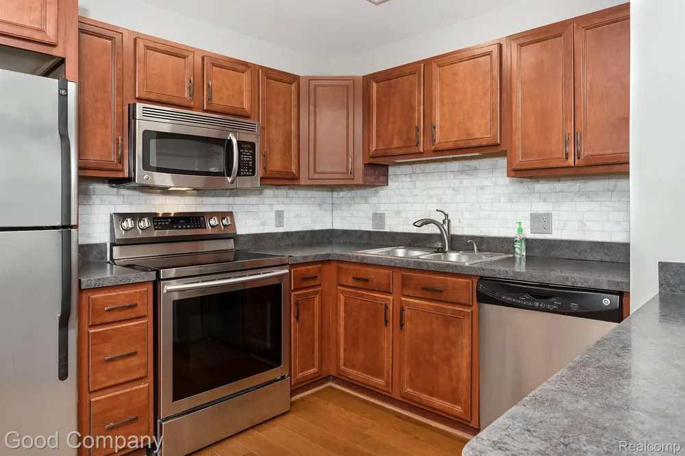 2405 Torquay Avenue #101 Royal Oak City, MI 48073
