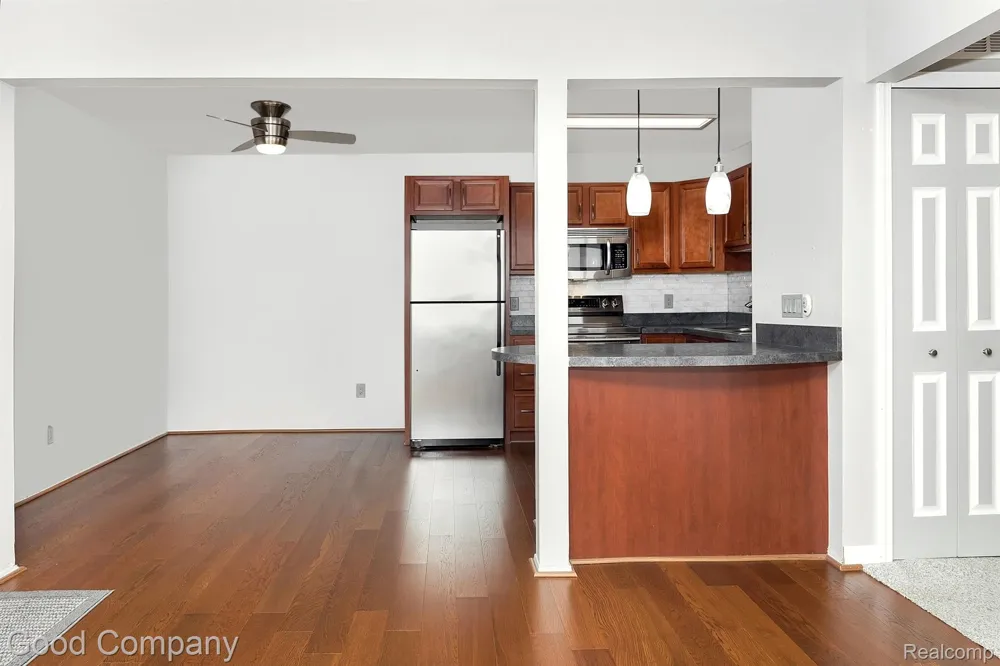2405 Torquay Avenue #101 Royal Oak City, MI 48073