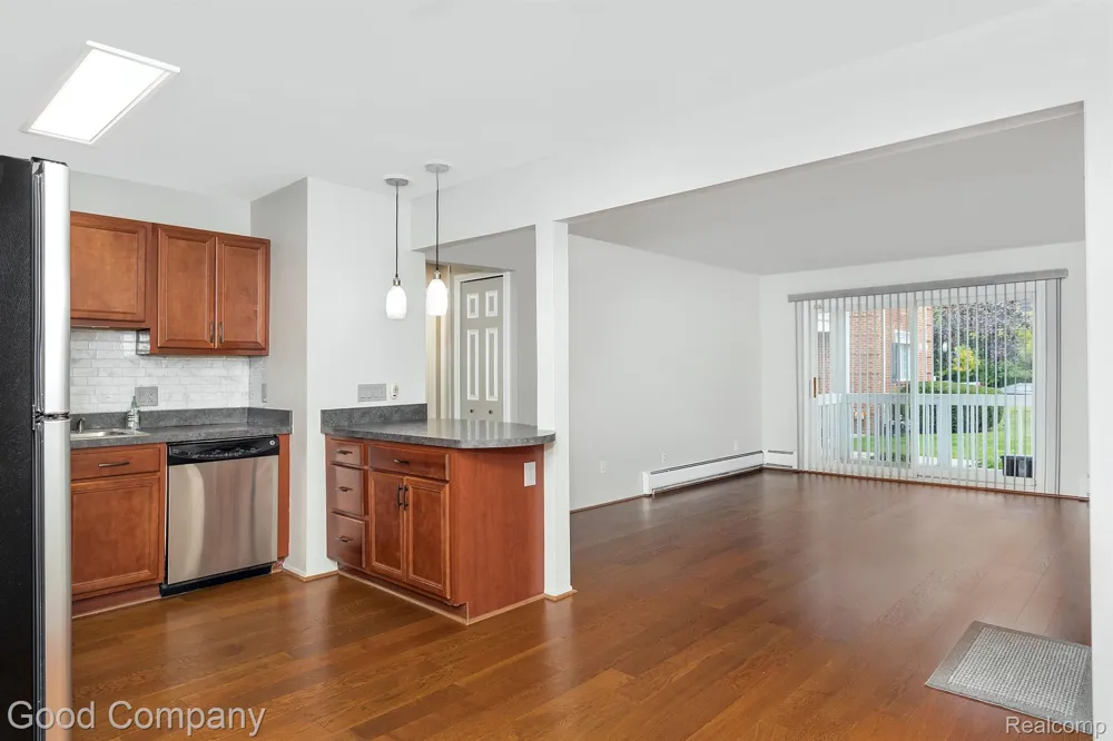 2405 Torquay Avenue #101 Royal Oak City, MI 48073