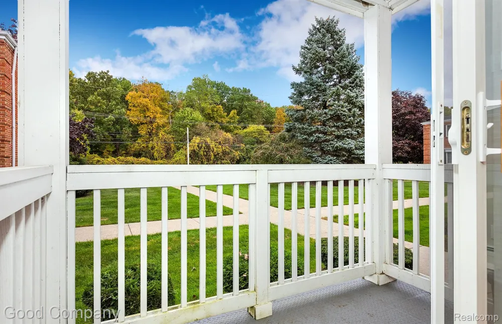 2405 Torquay Avenue #101 Royal Oak City, MI 48073
