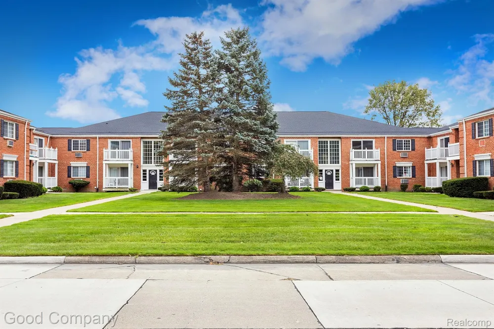 2405 Torquay Avenue #101 Royal Oak City, MI 48073