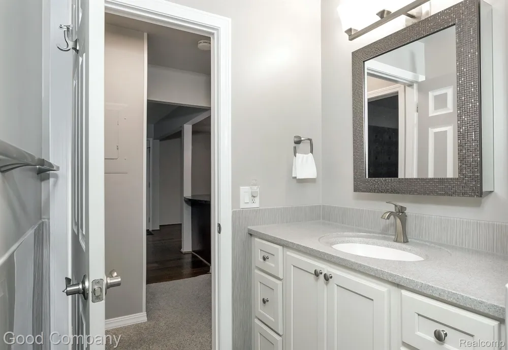 2405 Torquay Avenue #101 Royal Oak City, MI 48073