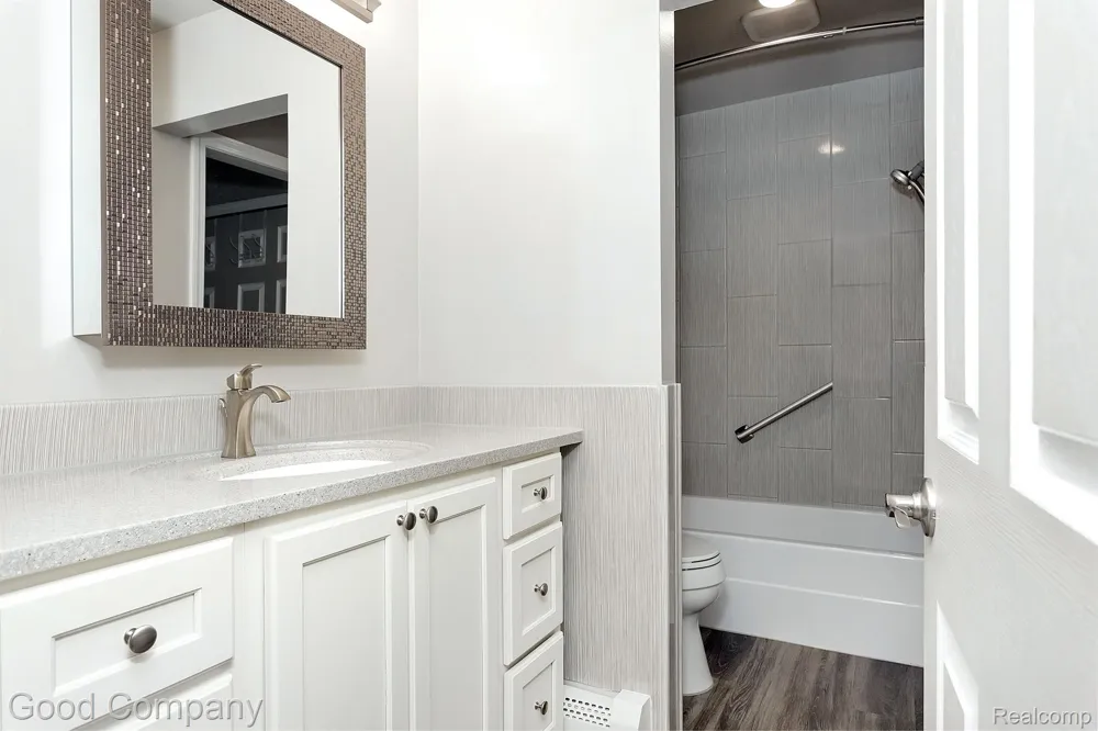 2405 Torquay Avenue #101 Royal Oak City, MI 48073