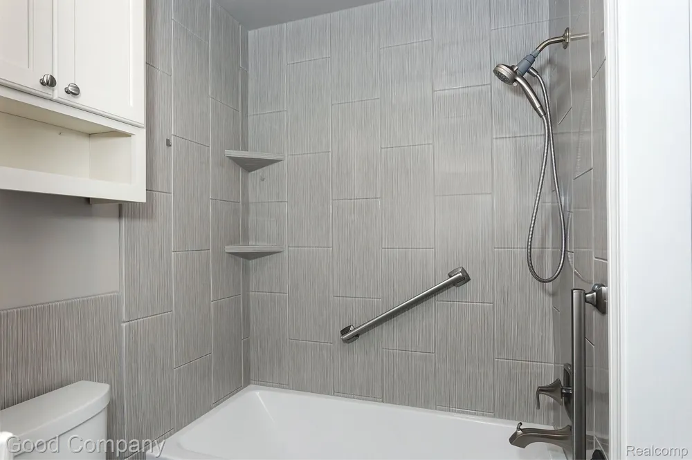 2405 Torquay Avenue #101 Royal Oak City, MI 48073