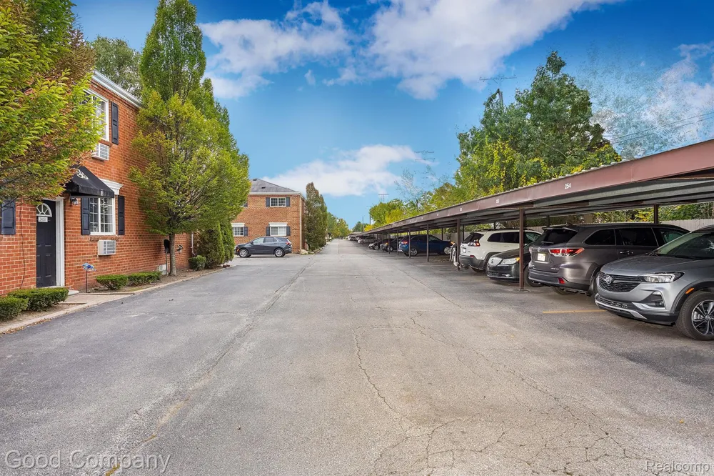 2405 Torquay Avenue #101 Royal Oak City, MI 48073