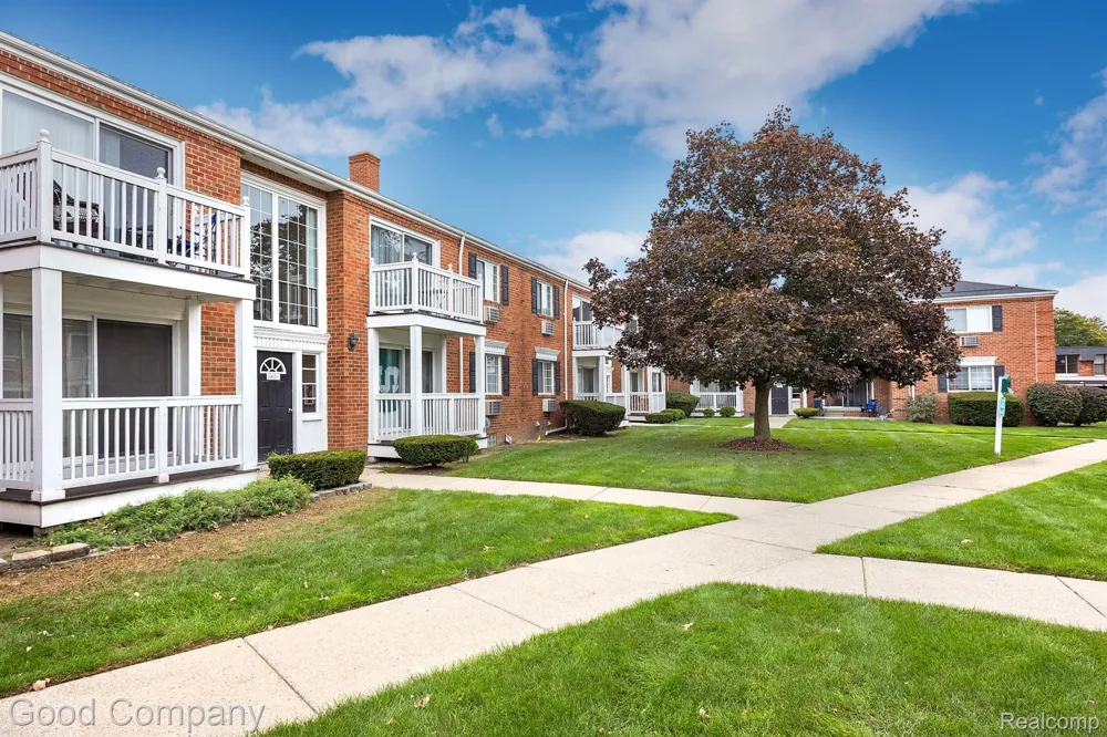 2405 Torquay Avenue #101 Royal Oak City, MI 48073