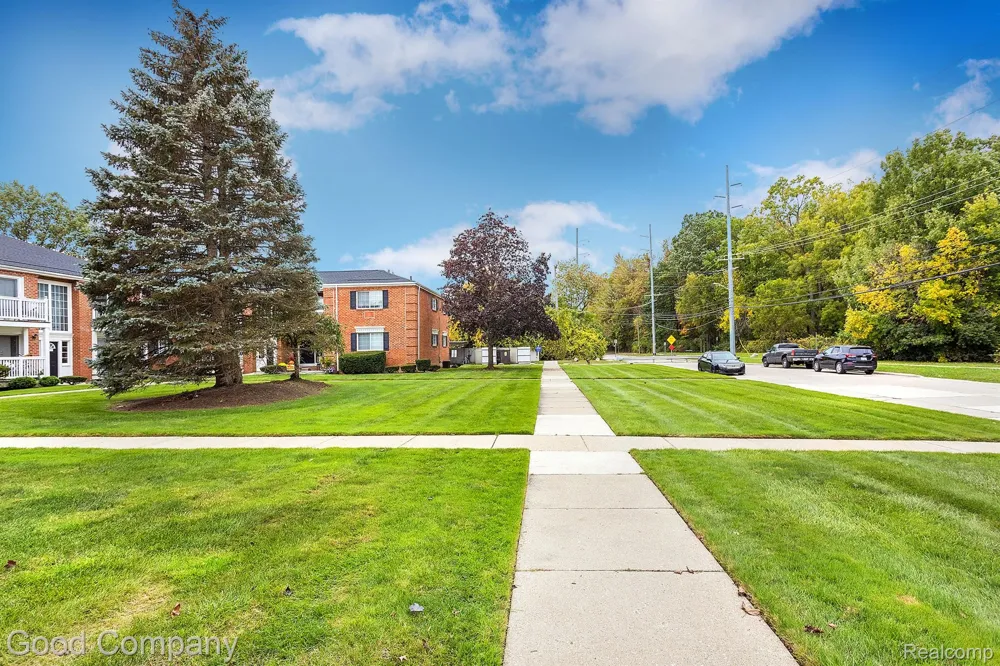 2405 Torquay Avenue #101 Royal Oak City, MI 48073
