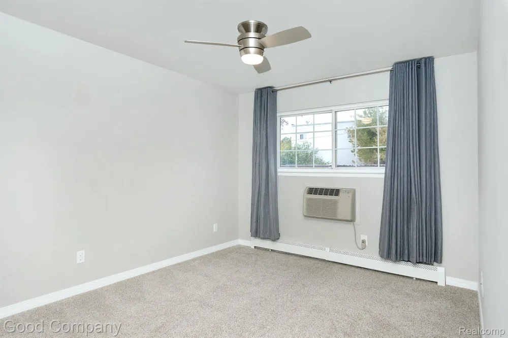 2405 Torquay Avenue #101 Royal Oak City, MI 48073