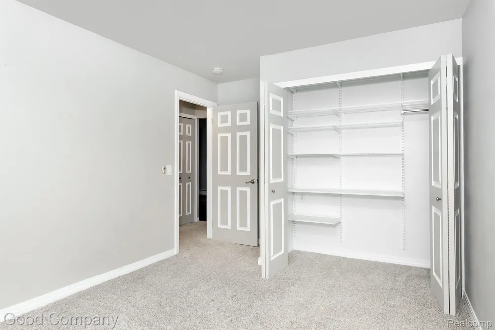 2405 Torquay Avenue #101 Royal Oak City, MI 48073