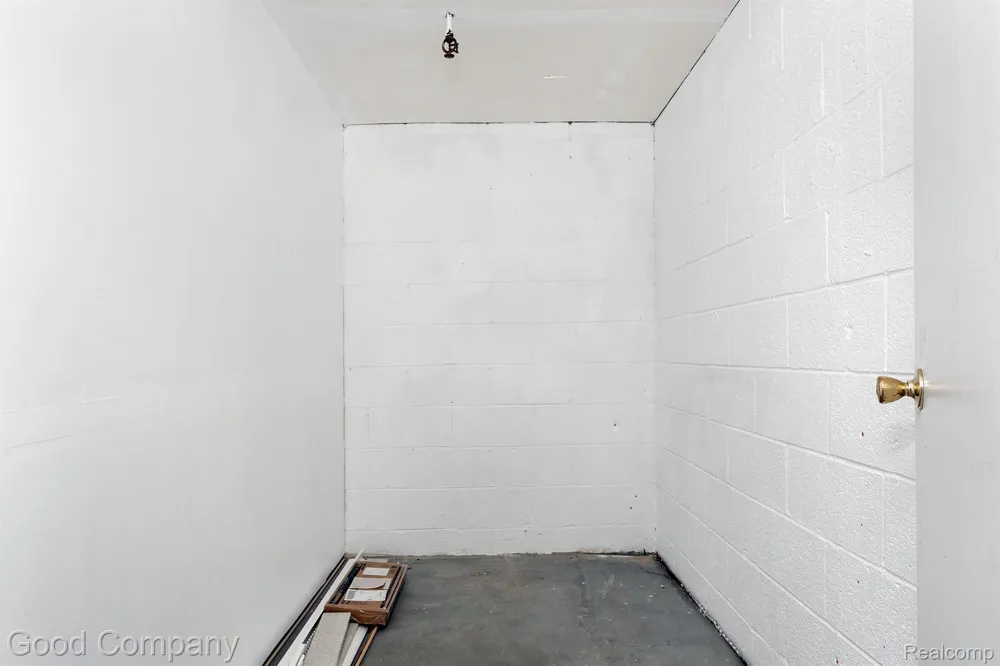 2405 Torquay Avenue #101 Royal Oak City, MI 48073