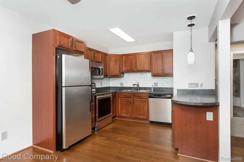 2405 Torquay Avenue #101 Royal Oak City, MI 48073
